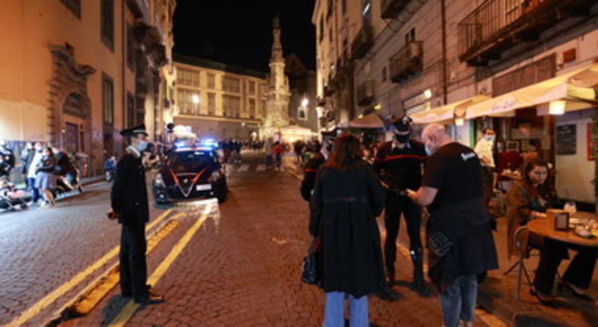 Dpcm, il coprifuoco spetta ai comuni. L'ira dei sindaci: "Governo scaricabarile" 17