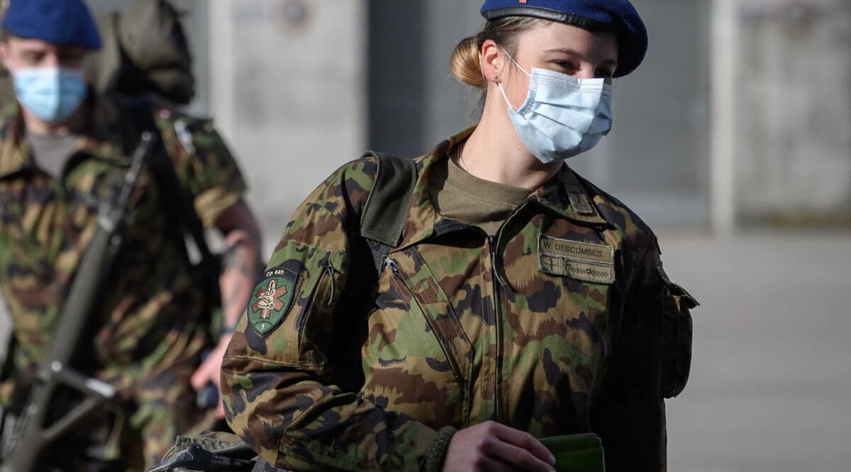 Svizzera, addio alla biancheria maschile: alle soldatesse sarà concesso l’intimo femminile 17