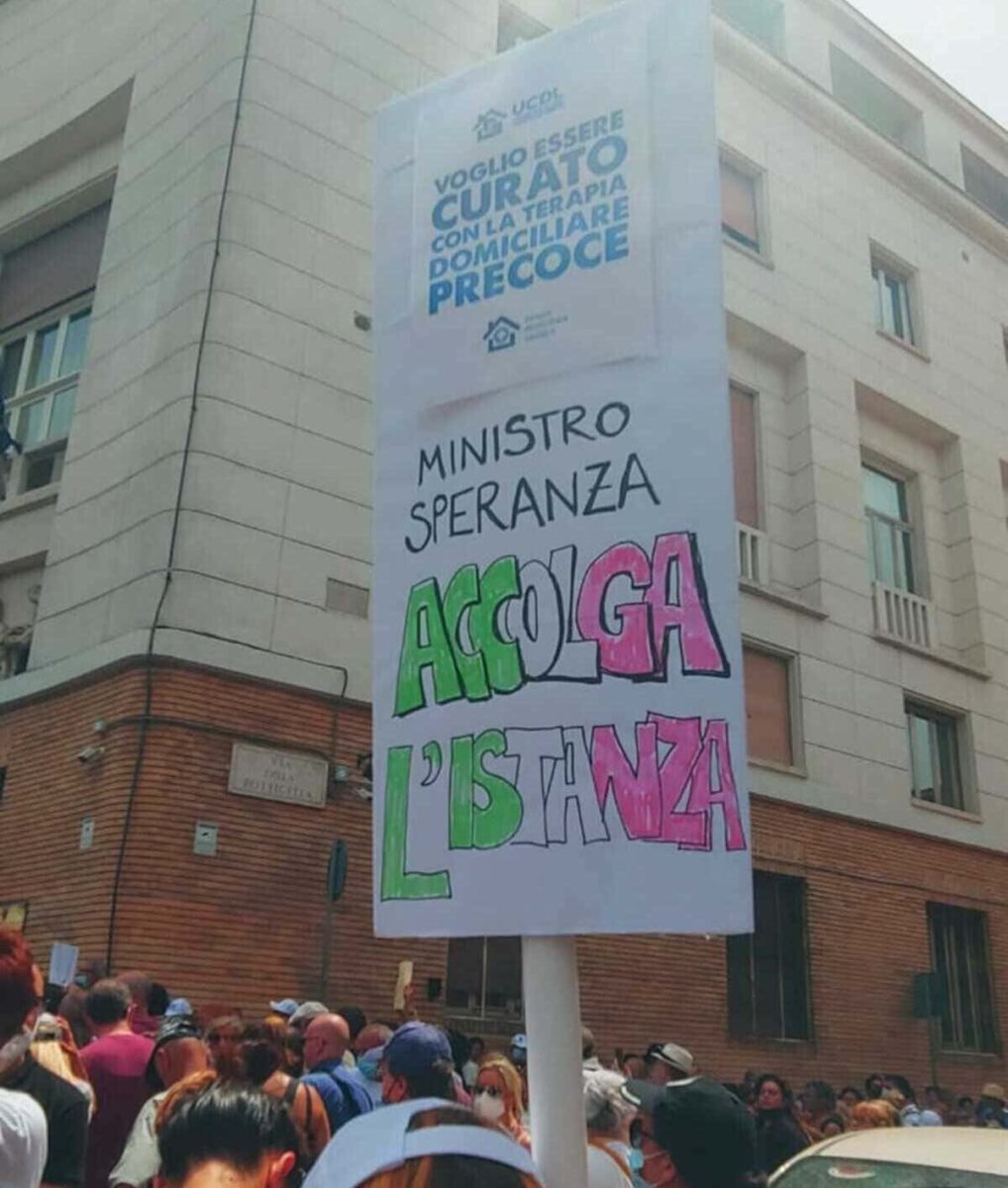 Consegnate a Speranza le firme per la Terapia Domiciliare Precoce 15
