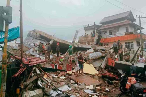 Indonesia, violento terremoto magnitudo 6.2: si contano morti e centinaia di feriti 10