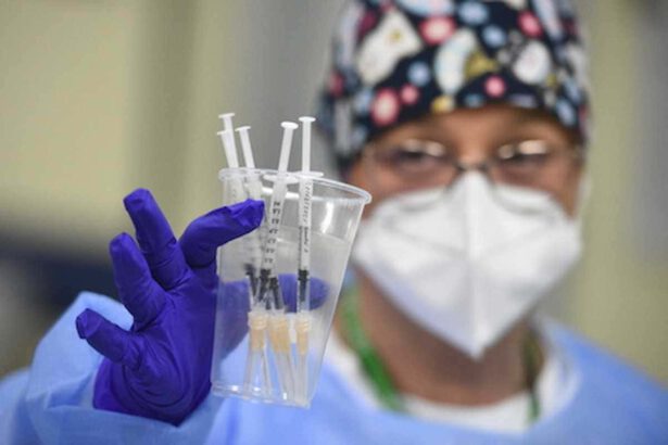 Vaccini in Italia, i virologi: “Prevista una terza dose in autunno” 5