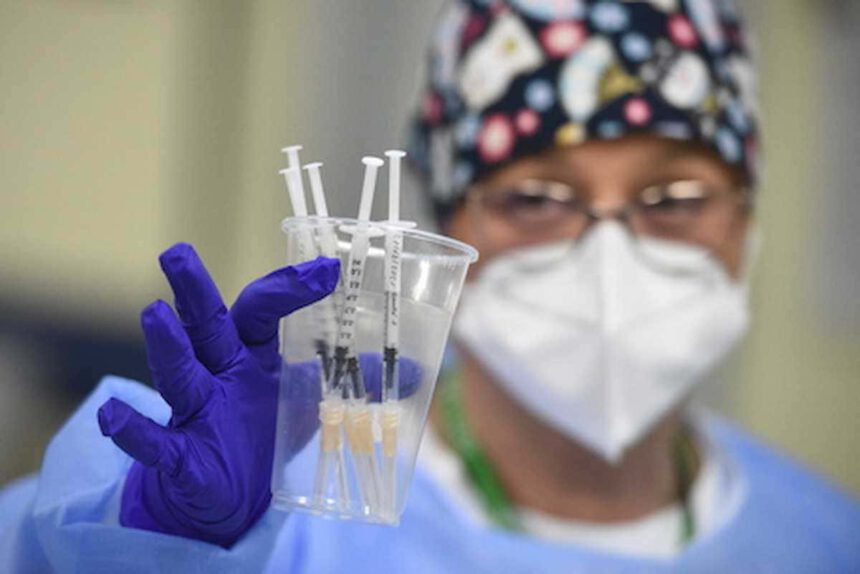 Vaccini in Italia, i virologi: “Prevista una terza dose in autunno” 1