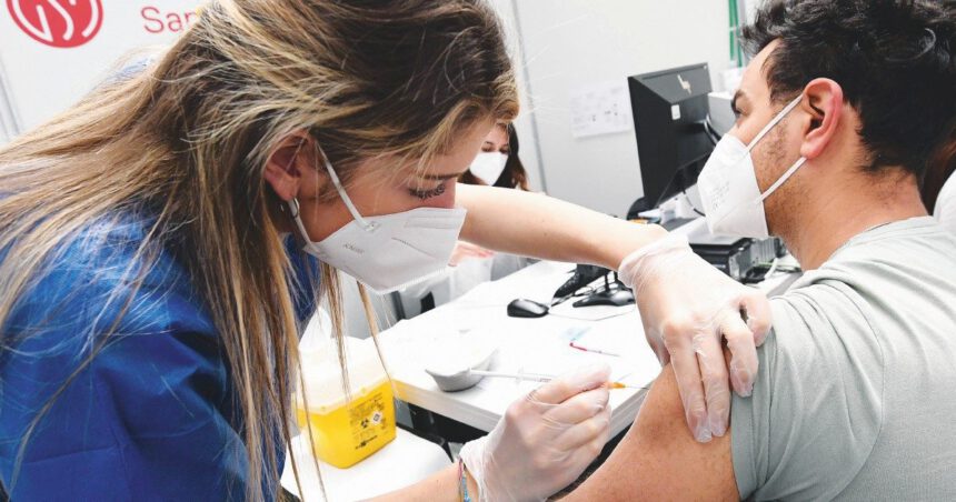 Terza dose vaccino, ecco come funzionerà. Lo studio: "Dopo la 3°, anticorpi 10 volte maggiori" 1