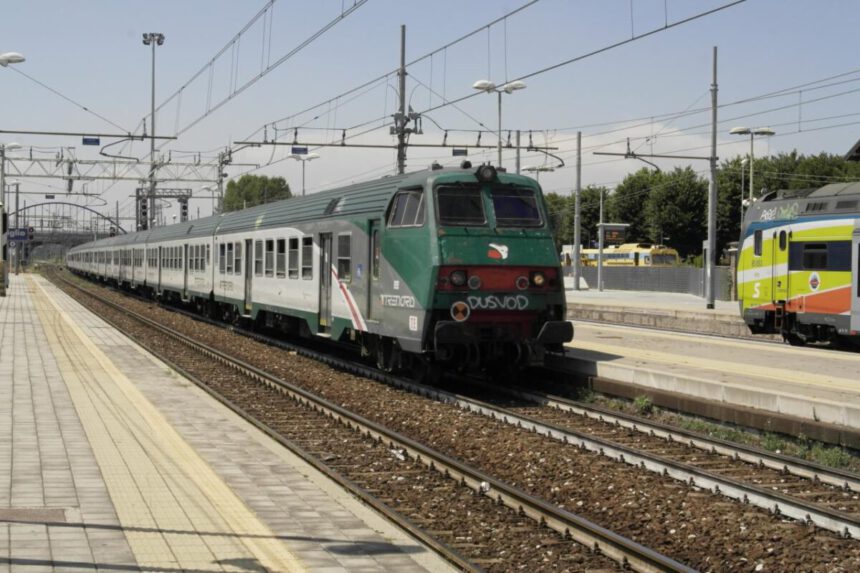 Giulio morto suicida a 19 anni: si lancia sotto il treno su cui viaggiava la madre 2 Giulio morto suicida a 19 anni: si lancia sotto il treno su cui viaggiava la madre 1