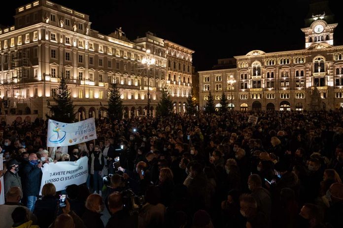 Mini lockdown, proteste e scontri in tutta Italia: Napoli, Milano e Torino sotto assedio 11