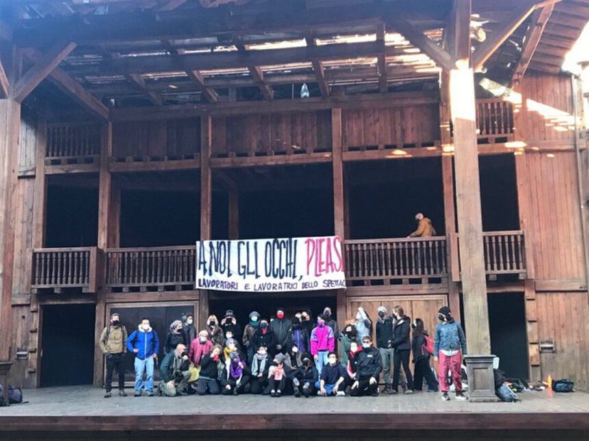 Roma, Globe Theatre occupato dai lavoratori dello spettacolo: "Vogliamo riaperture in sicurezza" 1