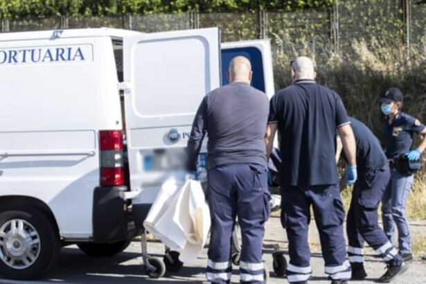 Ostia, uccide la moglie a colpi di fucile: trovato seduto sul divano in stato confusionale 5