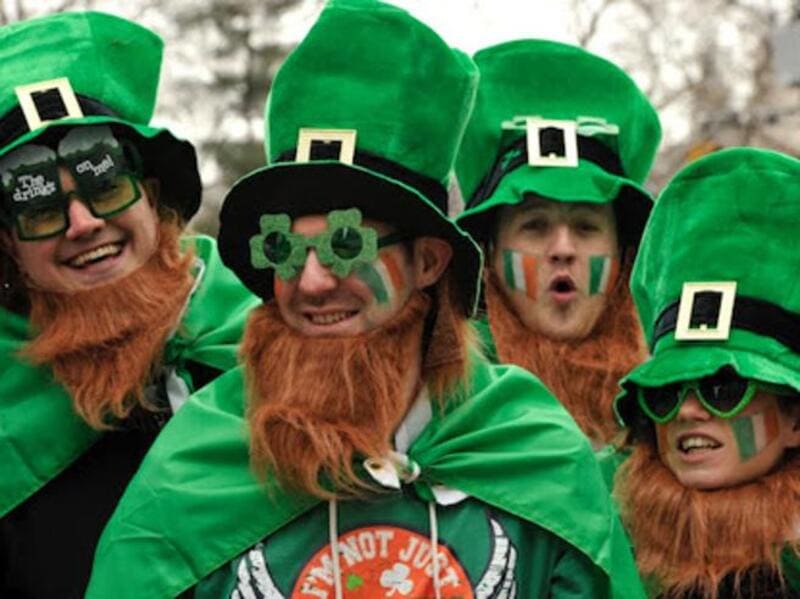 Italia in verde per San Patrizio: luci accese su oltre 40 edifici. Ma chi li vedrà? 4 L'inizio delle celebrazioni per san Patrizio.