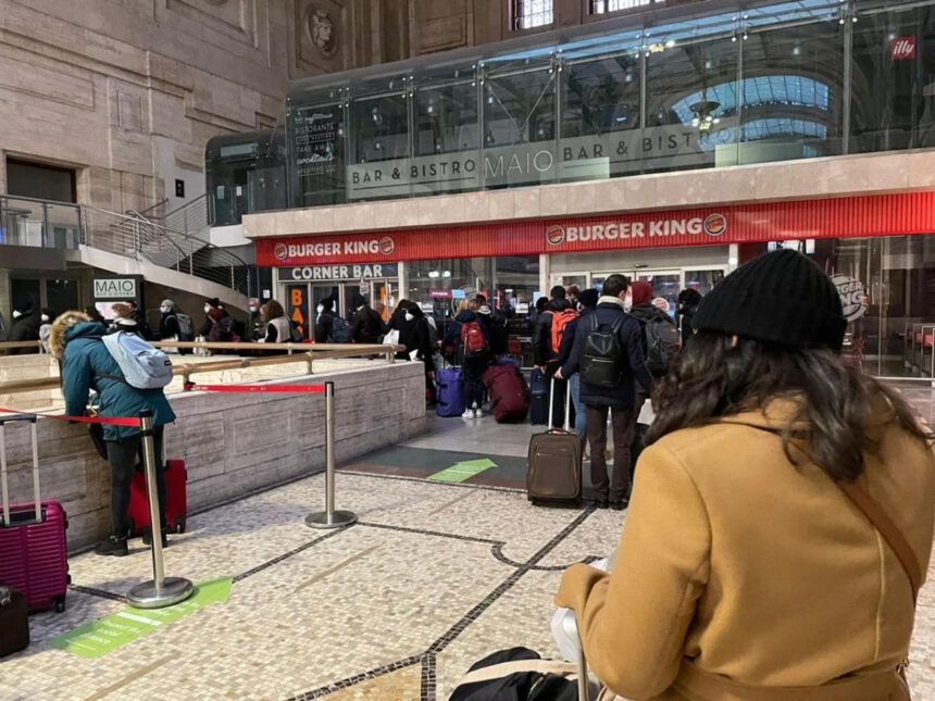 Milano, esodo di Capodanno: lunghe code, ma rigidi i controlli in stazione 1