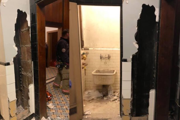 Urla provenienti da un muro, i pompieri lo sfondano e trovano un uomo nudo: "Era lì da 2-3 giorni" 6