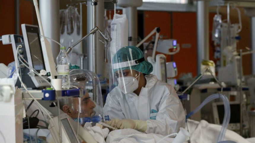 Ecdc: “La vaccinazione non basta da sola contro Omicron. Servono misure di prevenzione” 1