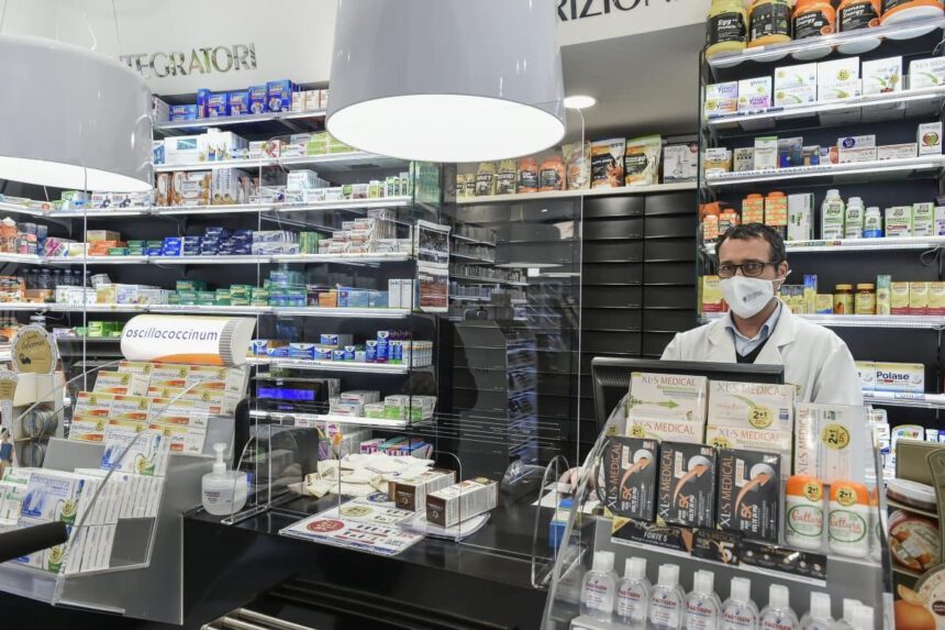 L'Italia accelera sui vaccini: sì alla somministrazione nelle farmacie. Atteso il monodose J&J ad aprile 1