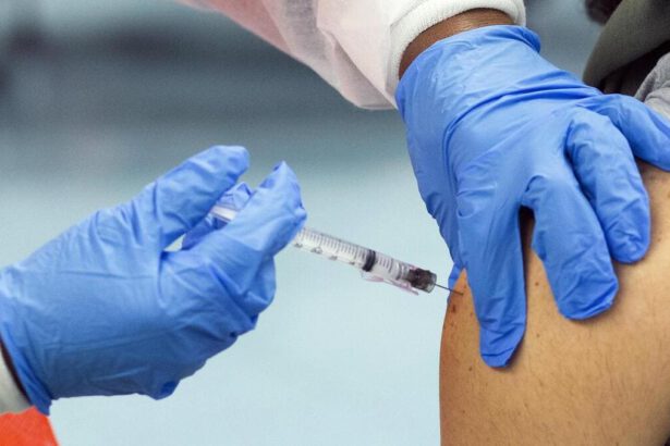 Si presenta a fare il vaccino con un braccio in silicone: denunciato 53enne no vax 16