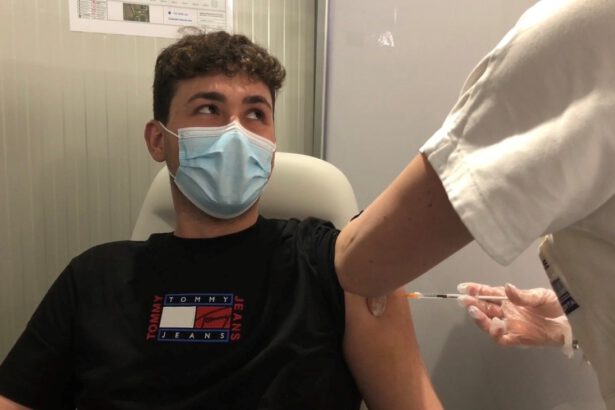 Vaccino Covid: dal 10 giugno prenotazione libera per tutti, come funzionerà il richiamo in vacanza 19