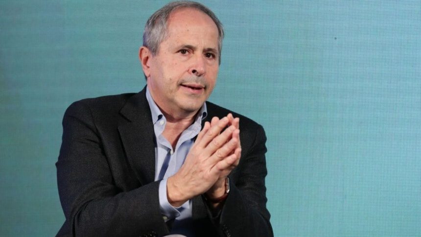 Vaccino ogni 4 mesi, Crisanti: “Non è salutare per il sistema immunitario” 1