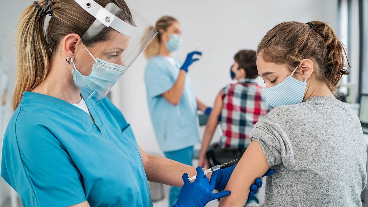 Lo studio di Pfizer sul vaccino: "Protezione a lungo termine sugli adolescenti" 13