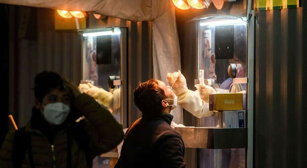 Variante Omicron spaventa l'Europa: i vaccini sono efficaci? Speranza: "Difficile fermarla" 4 Variante Omicron spaventa l'Europa: i vaccini sono efficaci? Speranza: "Difficile fermarla" 3