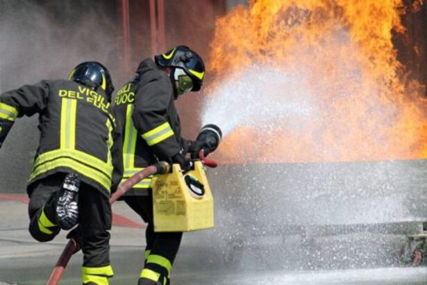 Pompieri eroi a Roma: salvano 2 persone da un appartamento distrutto dalle fiamme 12