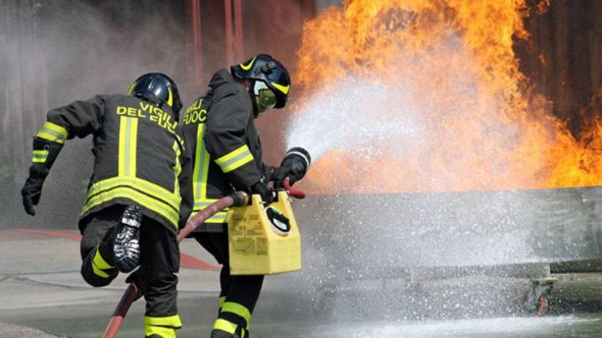 Pompieri eroi a Roma: salvano 2 persone da un appartamento distrutto dalle fiamme 15