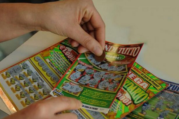 Napoli: anziana vince 500mila euro al Gratta e Vinci, il tabaccaio lo intasca e fugge 19