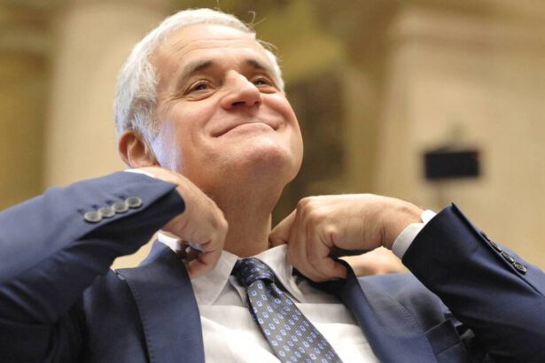 Vitalizio confermato al corrotto Formigoni, insorge il M5S: "Non conoscono vergogna" 11