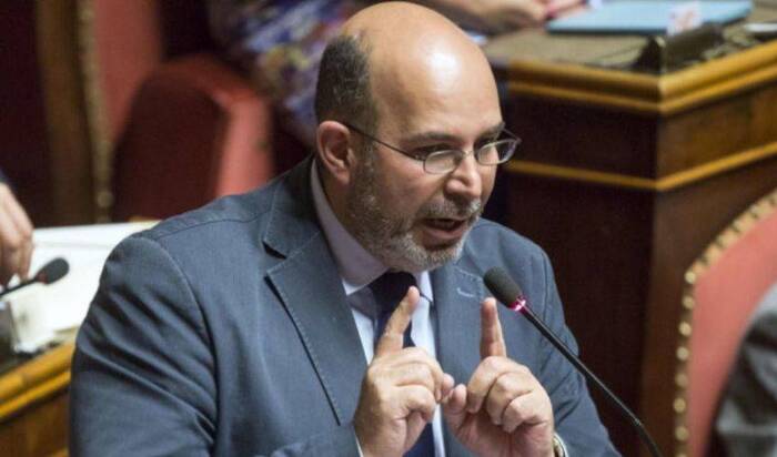 Ritorna il vitalizio per i parlamentari condannati: così marcisce il garantismo italiano 6 Ritorna il vitalizio per i parlamentari condannati, l'indignazione del M5S, Crimi: "Atto di ingiustizia sociale"