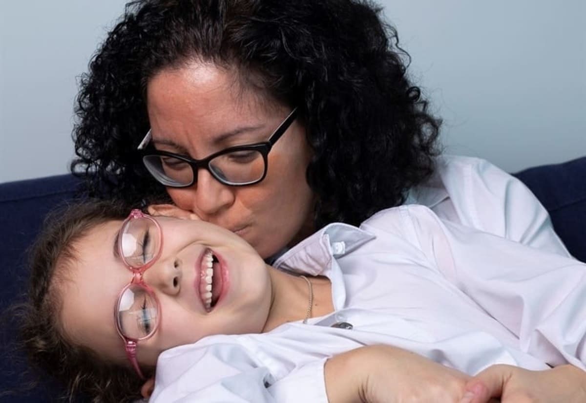 Vicky, 7 anni, rischia la vista per una malattia rara: 86 vip aiutano la mamma a raccogliere i fondi per le cure 15