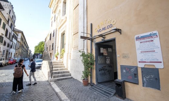 Apre a Roma la prima farmacia di strada: aiuterà i senzatetto che hanno bisogno di medicinali 4 Apre a Roma la prima farmacia di strada: aiuterà i senzatetto che hanno bisogno di medicinali 3