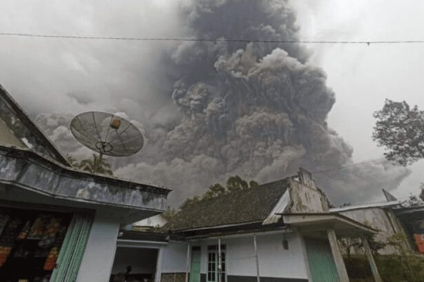 Eruzione vulcanica in Indonesia: 14 morti e decine di feriti 13