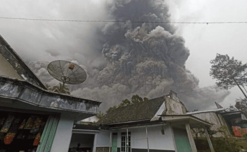 Eruzione vulcanica in Indonesia: 14 morti e decine di feriti 1