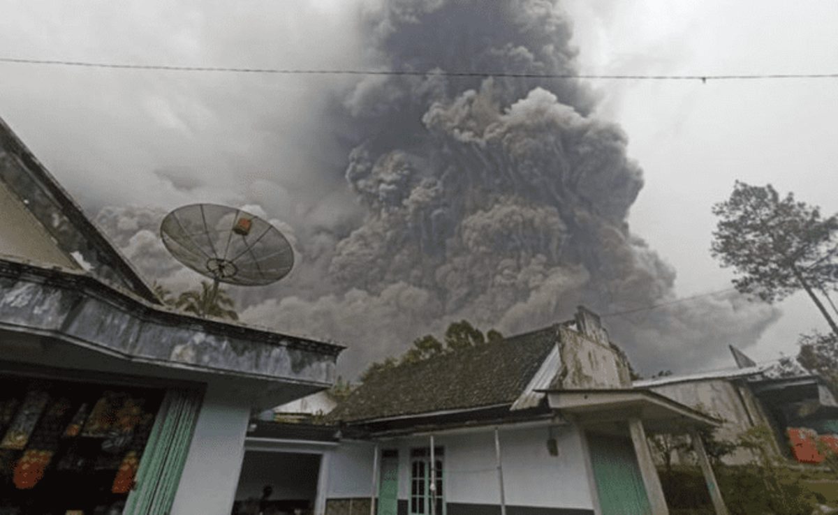 Eruzione vulcanica in Indonesia: 14 morti e decine di feriti 17