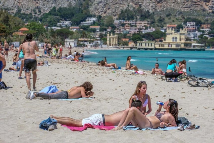 Sicilia in zona gialla da lunedì: quali le Regioni a rischio. Bassetti: "L'epidemia riprenderà" 1