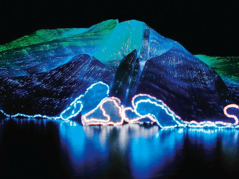 Abito con fibra ottica integrata nel tessuto