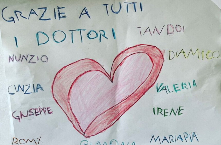 Bimba di 5 anni sopravvive a un delicato intervento al fegato e lascia un disegno in reparto: "Grazie a tutti i dottori" 1