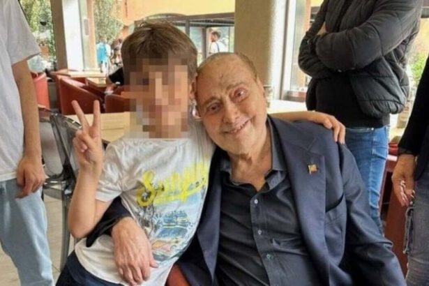 Silvio Berlusconi prima del ricovero ha passeggiato per Milano 2, poi l'ultimo selfie: "Scherzava con tutti" 11