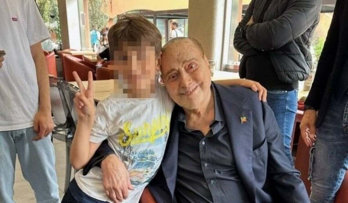 Silvio Berlusconi prima del ricovero ha passeggiato per Milano 2, poi l'ultimo selfie: "Scherzava con tutti" 19