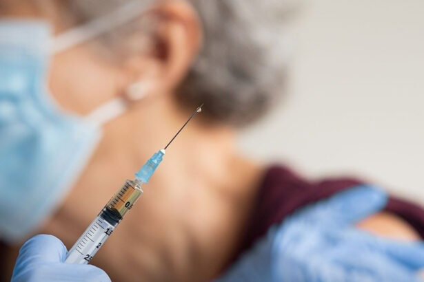 Via alla quarta dose di vaccino per tutti gli over-60: ecco quando verrà somministrata 13