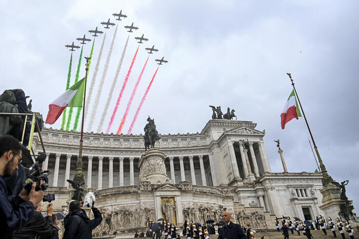 4 novembre, Mattarella: "Onore alle Forze Armate" 3 4 novembre