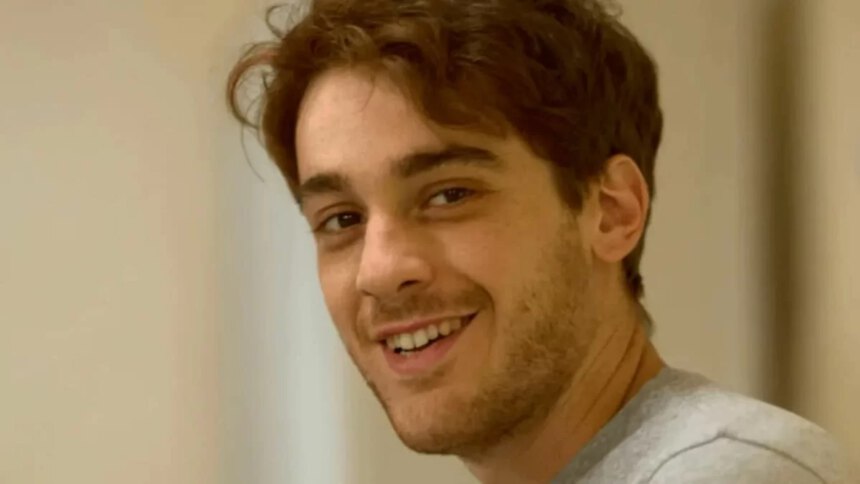 Chi è Federico Cesari, protagonista della serie Netflix "Tutto chiede salvezza" 2 Chi è Federico Cesari, protagonista della serie Netflix "Tutto chiede salvezza" 1