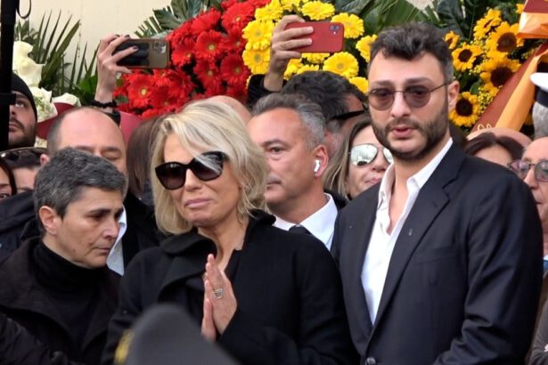 Funerali Maurizio Costanzo, la folla gremita riempie ogni angolo di Piazza del Popolo per l’ultimo saluto 7