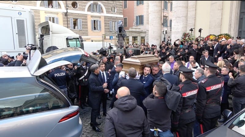 Funerali Maurizio Costanzo, la folla gremita riempie ogni angolo di Piazza del Popolo per l’ultimo saluto 3 Funerali Maurizio Costanzo_bara
