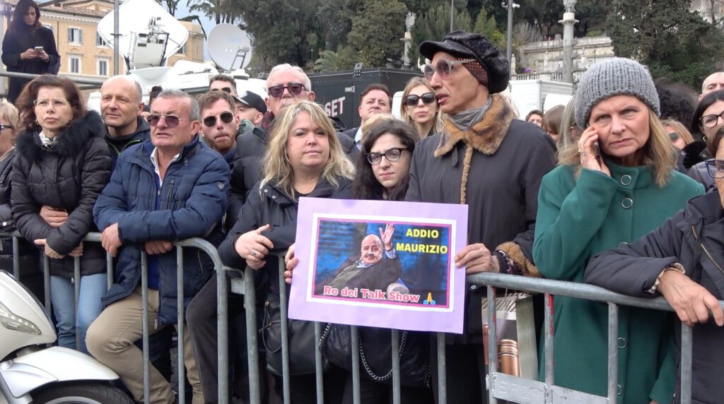 Funerali Maurizio Costanzo, la folla gremita riempie ogni angolo di Piazza del Popolo per l’ultimo saluto 4 Funerali Maurizio Costanzo_gente_