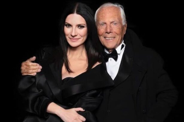 Giorgio Armani torna in passerella a New York. Ospiti anche Laura Pausini e Paola Cortellesi 17