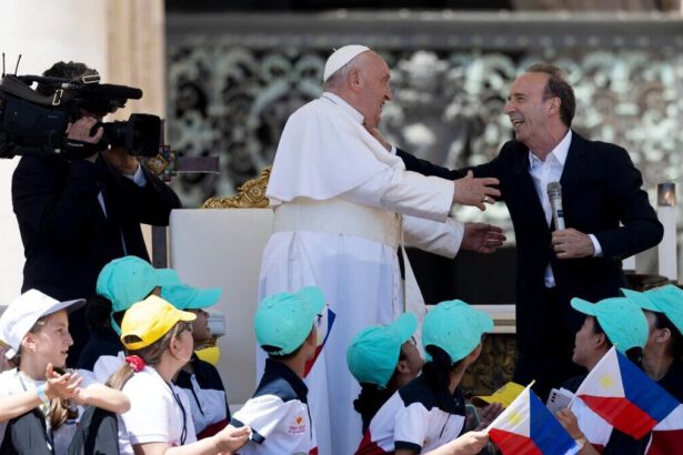 Giornata Mondiale dei Bambini, il bacio tra Papa Francesco e Benigni “nonostante il divieto” 7