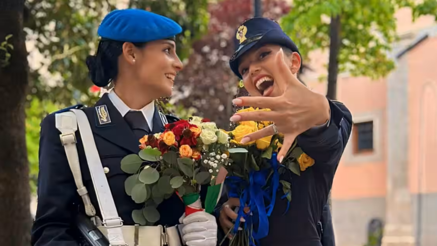 Giulia Latorre, figlia del marò, chiede alla fidanzata di sposarla durante il giuramento da poliziotta 2 Giulia Latorre, figlia del marò, chiede alla fidanzata di sposarla durante il giuramento da poliziotta 1