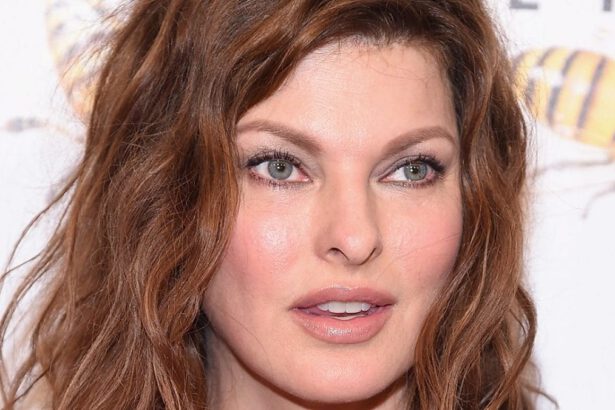 Linda Evangelista sui due tumori: "Ho un piede nella fossa, ma celebro la vita" 18