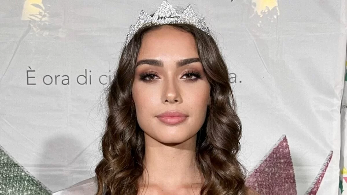Chi è Lavinia Abate, Miss Italia 2022, che per scoliosi ha indossato il busto 5 anni 17