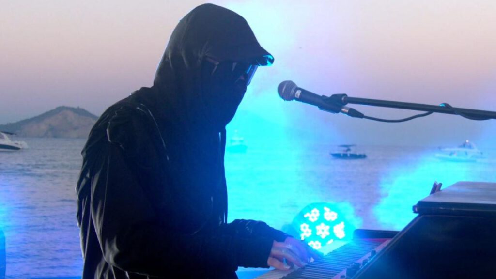 Chi è Liberato: smascherato il rapper napoletano. «È Gennaro Nocerino» 3