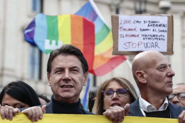 Marcia per la pace, in migliaia a Roma. Conte: “Il Governo non mandi armi senza confronto” 17