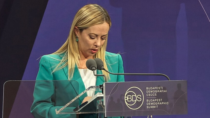 Meloni a Budapest: "Il Governo rimarrà in carica per molti anni, incentiviamo nascite e famiglie" 2 Meloni a Budapest: "Il Governo rimarrà in carica per molti anni, incentiviamo nascite e famiglie" 1